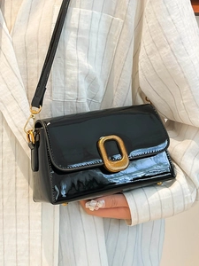 Sac bandoulière classique en cuir verni noir avec élégante boucle en métal doré