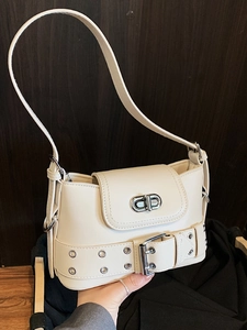 Sac seau élégant en similicuir blanc crème avec fermoir en métal argenté et détail de sangle