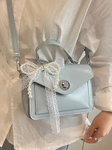 Sac bandoulière chic en cuir ciré bleu clair avec nœud en dentelle et chaîne perle