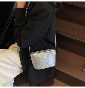 Détail du sac seau tissé argenté avec lustre métallique et bandoulière