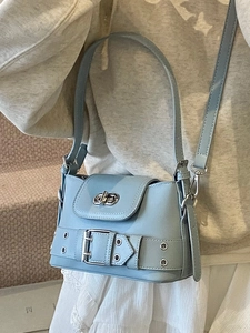 Sac seau bleu clair en similicuir avec boucle décorative et œillets argentés pour femme