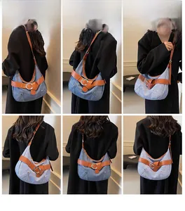 Vues détaillées du sac à épaule en jean et cuir avec des boucles métalliques rondes