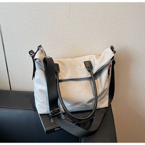 Vue détaillée du grand sac cabas en nylon blanc cassé avec des sangles noires