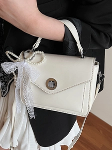 Sac bandoulière élégant en cuir ciré blanc avec chaîne de perles et nœud en dentelle