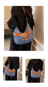 Détail du sac hobo en jean vintage avec ceinture en cuir et boucle en métal argenté