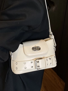 Sac seau blanc style Y2K avec œillets métalliques et fermoir rotatif argenté
