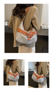 Détail du sac bandoulière vintage avec lanières en cuir marron et boucle en anneau