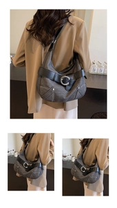 Vue détaillée du sac cabas en denim gris avec lanières en cuir noir et anneau en C