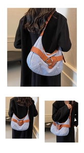 Détails du sac demi-lune en denim bleu clair avec lanières en cuir marron et boucles