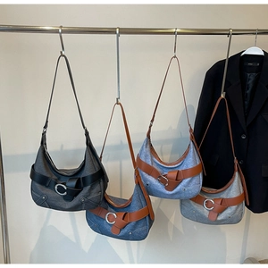 Détail de quatre sacs hobo en denim vintage avec ceintures en cuir et boucles argentées