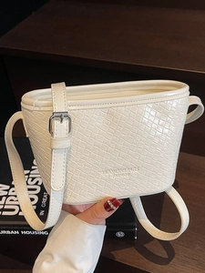 Sac seau tissé blanc chic avec bandoulière réglable pour les trajets quotidiens