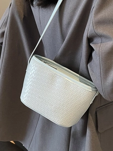 Sac seau bleu clair minimaliste avec texture tressée et fine bandoulière élégante