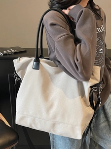 Grand sac cabas blanc cassé minimaliste avec poignées noires et bandoulière réglable