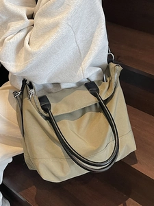 Sac fourre-tout en toile kaki avec poignées en PU noir et fermeture éclair pour le voyage