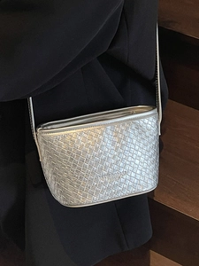Sac seau argenté à texture tressée et finition métallique pour femme élégante