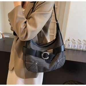 Détail du sac hobo en denim gris avec boucle en C argentée et surpiqûres blanches contrastées