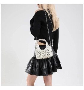 Dettaglio borsa a luna in pelle bianca con grana litchi e occhielli metallici argentati
