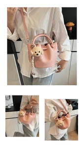 Détails du sac seau en cuir rose à grain litchi avec breloque de chien en peluche douce