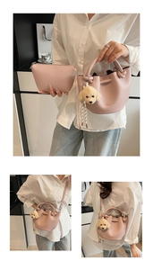 Détail du sac seau rose en cuir grainé avec pendentif chien mignon et pochette assortie