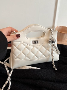 Elegante borsa a tracolla trapuntata bianca con catena d'argento e ciondolo a sfera