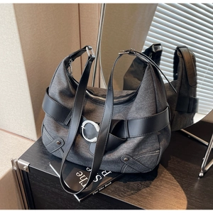 Détail du grand sac cabas en denim gris avec sangle en similicuir noir et boucle en métal
