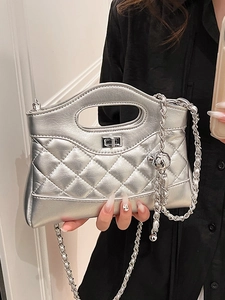 Elegante borsa trapuntata argento con tracolla a catena indossata da una modella chic
