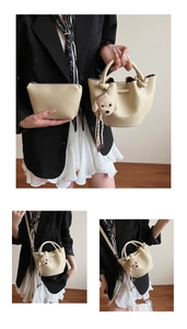 Détail de l'ensemble sac seau et pochette beige texture lychee avec breloque ours