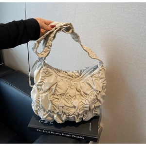 Detailansicht beige geraffte Tragetasche mit weicher Faltenstruktur und breitem Gurt