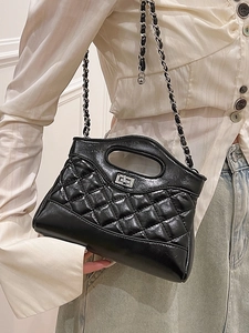 Elegante borsa trapuntata nera con catena in argento e manico superiore sul modello