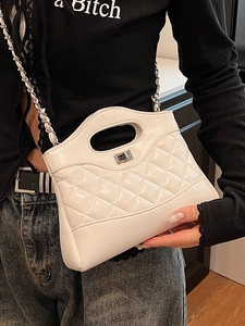 Borsa a tracolla trapuntata bianca con motivo a rombi e catena in argento