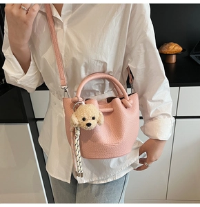 Sac seau rose en cuir texture litchi avec charmant pendentif ours en peluche et bandoulière