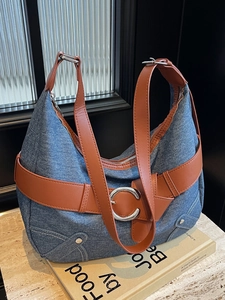 Sac cabas en jean vintage Y2K avec lanières en cuir marron et boucle ronde argentée