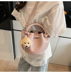 Sac seau rose avec cordon de serrage, texture litchi et charme de caniche en peluche