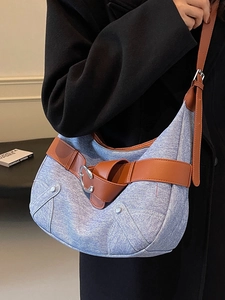 Sac fourre-tout demi-lune en jean bleu clair avec boucle en cuir brun et anneau argenté