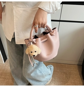 Sac seau rose à texture litchi avec cordon de serrage et charmant porte-clé chien