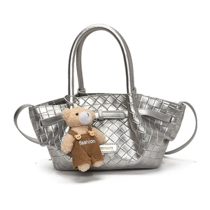 Sac seau tissé argenté avec texture métallique, deux poignées et un charme d'ours