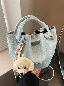 Sac Seau Mode Femme Motif Litchi en Cuir PU Sac en Bandoulière Poignée Nouée Sac à Main Avec Pendentif Chien en Peluche
