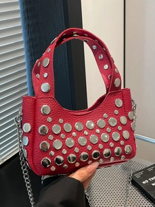 Borsa a secchiello in pelle rossa con borchie argentate e tracolla a catena metallica