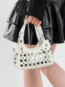 Borsa a secchiello punk bianca con borchie argentate e catena su modella