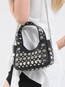 Borsa a secchiello nera con borchie argentate e tracolla a catena indossata da modella