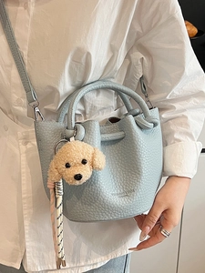 Sac seau bleu clair à motif litchi avec un pendentif mignon en forme de chien en peluche