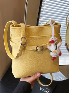 Borsa a secchiello gialla in pelle a grana di litchi con ciondolo a forma di papera