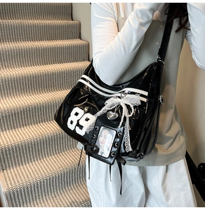 Détails du sac fourre-tout noir en cuir PU avec rayures et accessoires DIY