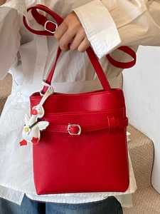 Borsa a secchiello rosso vivace in pelle litchi con ciondolo a papera bianca