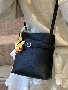Elegante borsa a secchiello nera con trama litchi e grazioso ciondolo a forma di papera