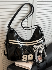 Sac Fourre-tout en Cuir PU Brillant Rétro Américain Patch Numéro 89 Grande Capacité Sac à Épaule Sportif Mode Y2K Femme