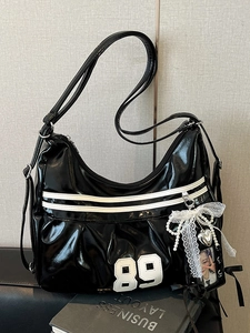 Sac hobo vintage en similicuir noir style baseball avec chiffre 89 et chaînes de perles