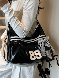 Sac cabas noir brillant style baseball vintage avec écusson 89 et nœud en dentelle