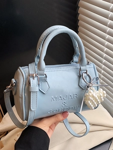 Borsa Boston vintage azzurra con goffratura di lettere e ciondolo a cuore di perle