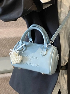 Borsa a cilindro vintage azzurra con scritte impresse e ciondolo a cuore di perle